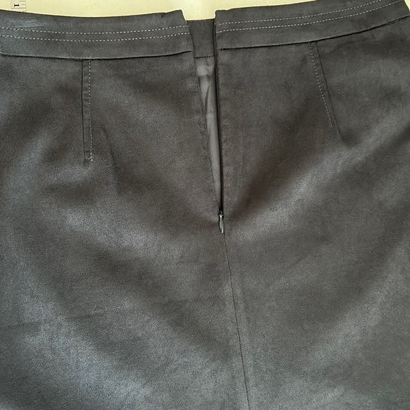 Loft Gray Faux Suede, Fully Lined, Mini Skirt, Size 8 - Picture 3 of 6